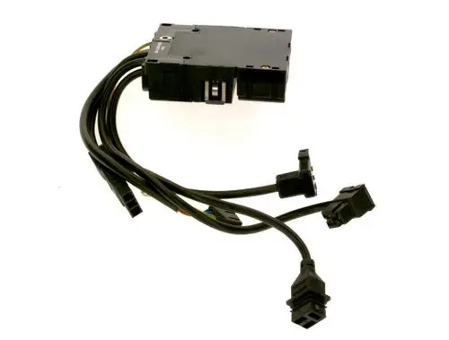 Bosch Sockel mit mehreren Anschlusskabeln, erkennbar durch einen kompakten schwarzen Körper und mehrere Steckverbindungen für elektrische Komponenten.
